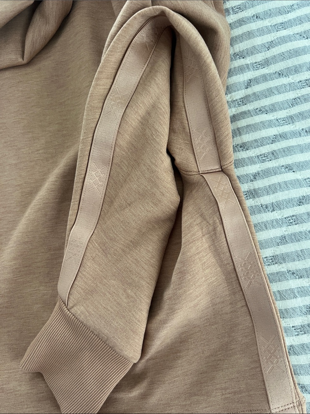 RHONE Heathered Taupe Athleisure Crop Turtleneck Sweatshirt Size M Logo Trim - Picture 4 of 6